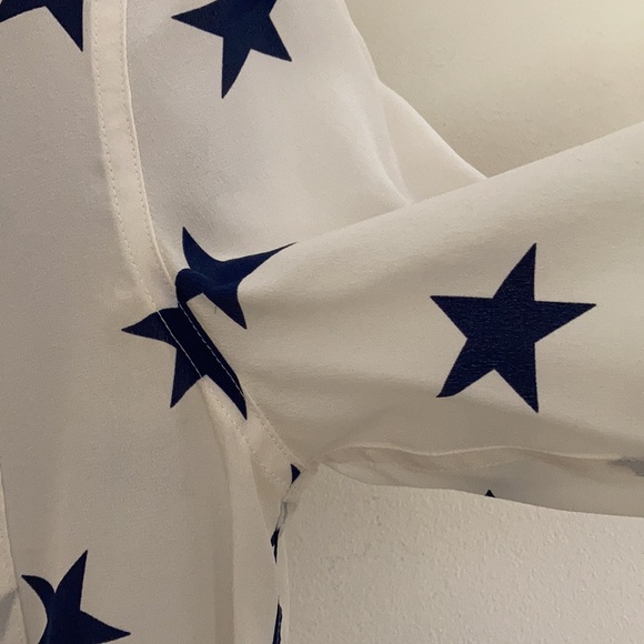 Equipment 100% silk short/blouse size m Navy blue stars on off white background - Picture 4 of 5
